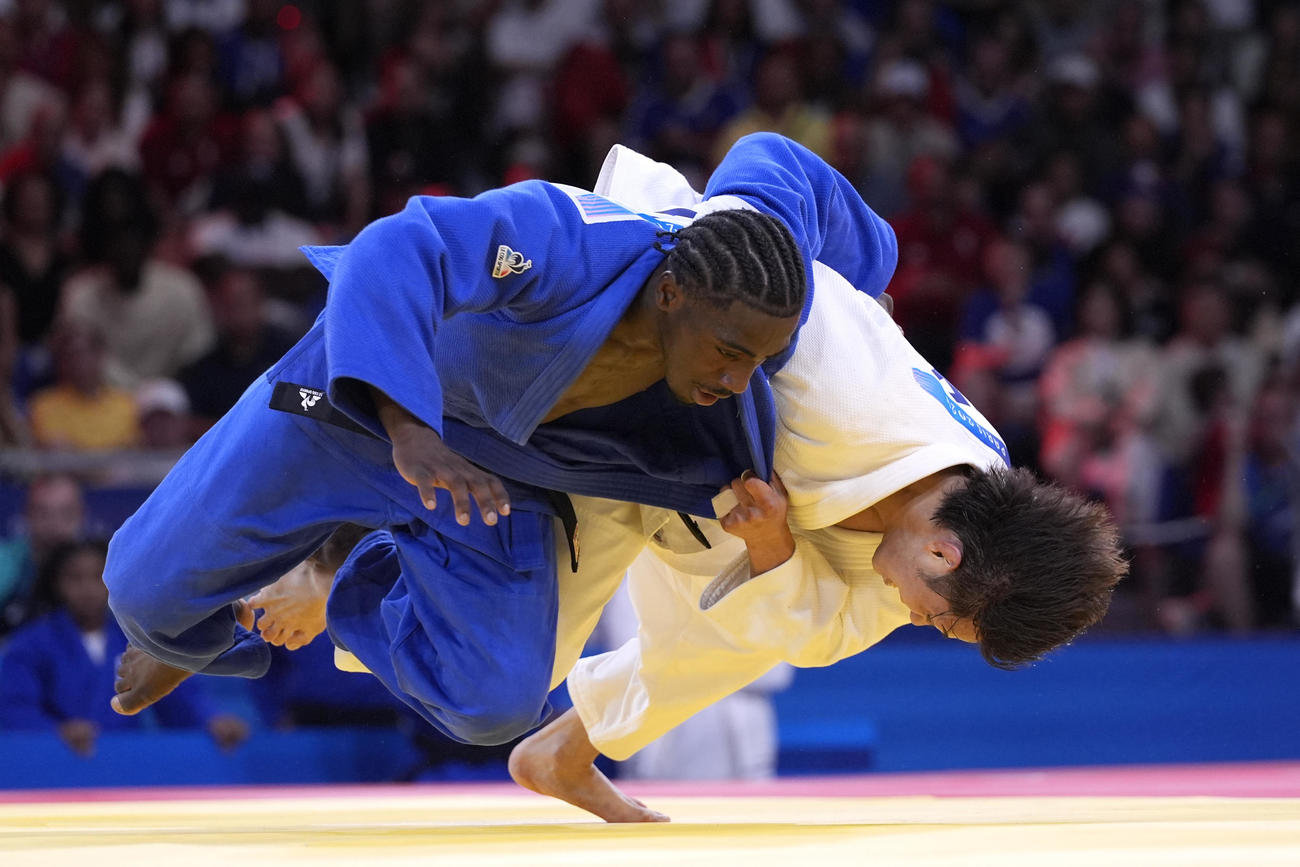 混合団体決勝　ガバと対戦する阿部一二三（AP)