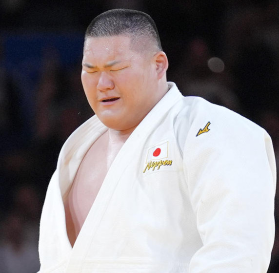 混合団体決勝代表戦　第7試合男子90キロ超級　フランスのリネール（右）に敗れ、涙ながらにうなだれる斉藤（2024年8月3日撮影）