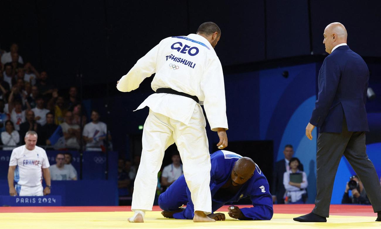 柔道100キロ超級準々決勝　ツシシビリに上から迫られるリネール（ロイター）