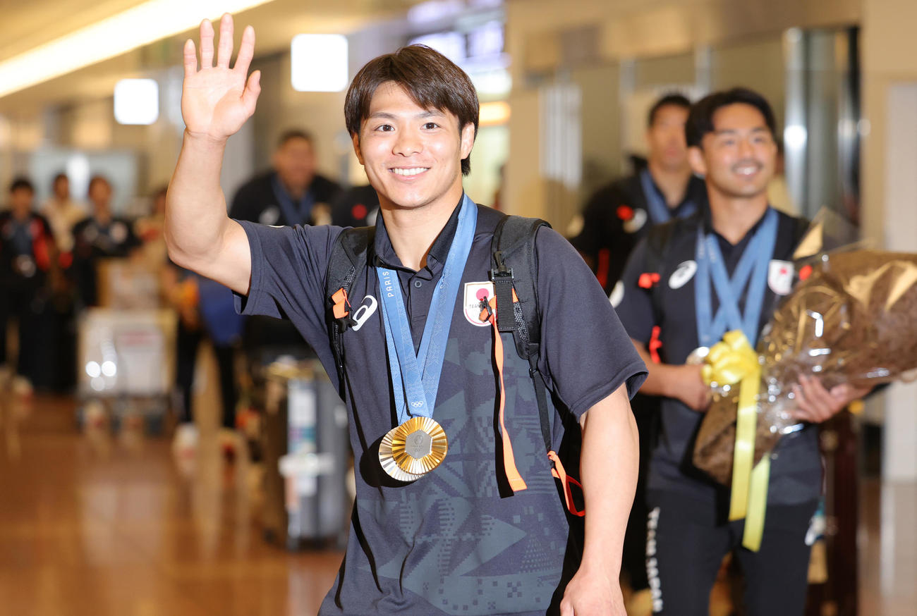 パリ五輪から帰国し、出迎えたファンに手を振る、柔道男子66キロ級金メダリストの阿部一二三（撮影・野上伸悟）