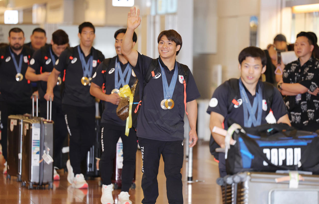 パリ五輪から帰国した、阿部一二三（手前から2人目）ら柔道日本代表の選手たち（撮影・野上伸悟）