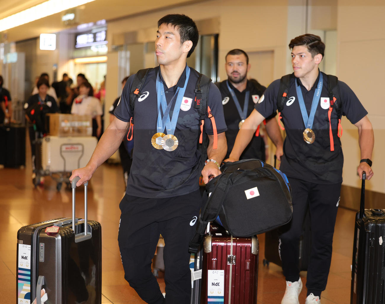 パリ五輪から帰国した、柔道男子81キロ級金メダリストの永瀬（手前）ら（撮影・野上伸悟）