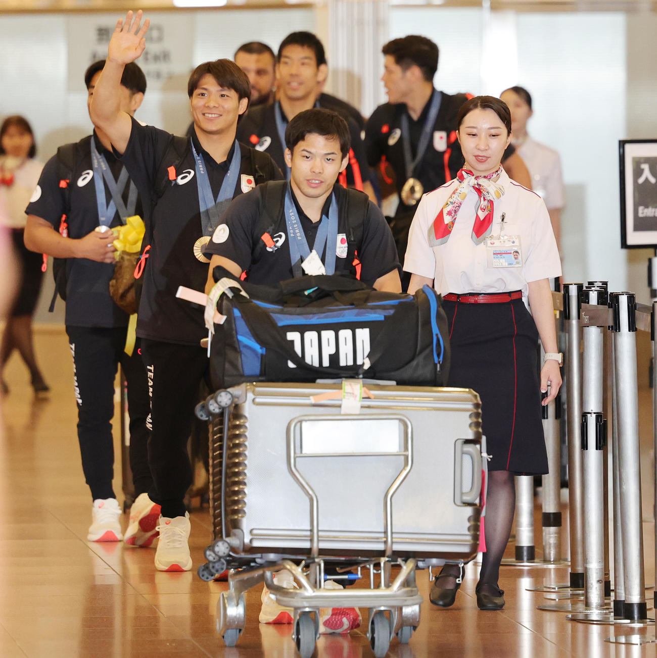 パリ五輪から帰国した、手前から永山、阿部一二三ら柔道男子日本代表の選手たち（撮影・野上伸悟）