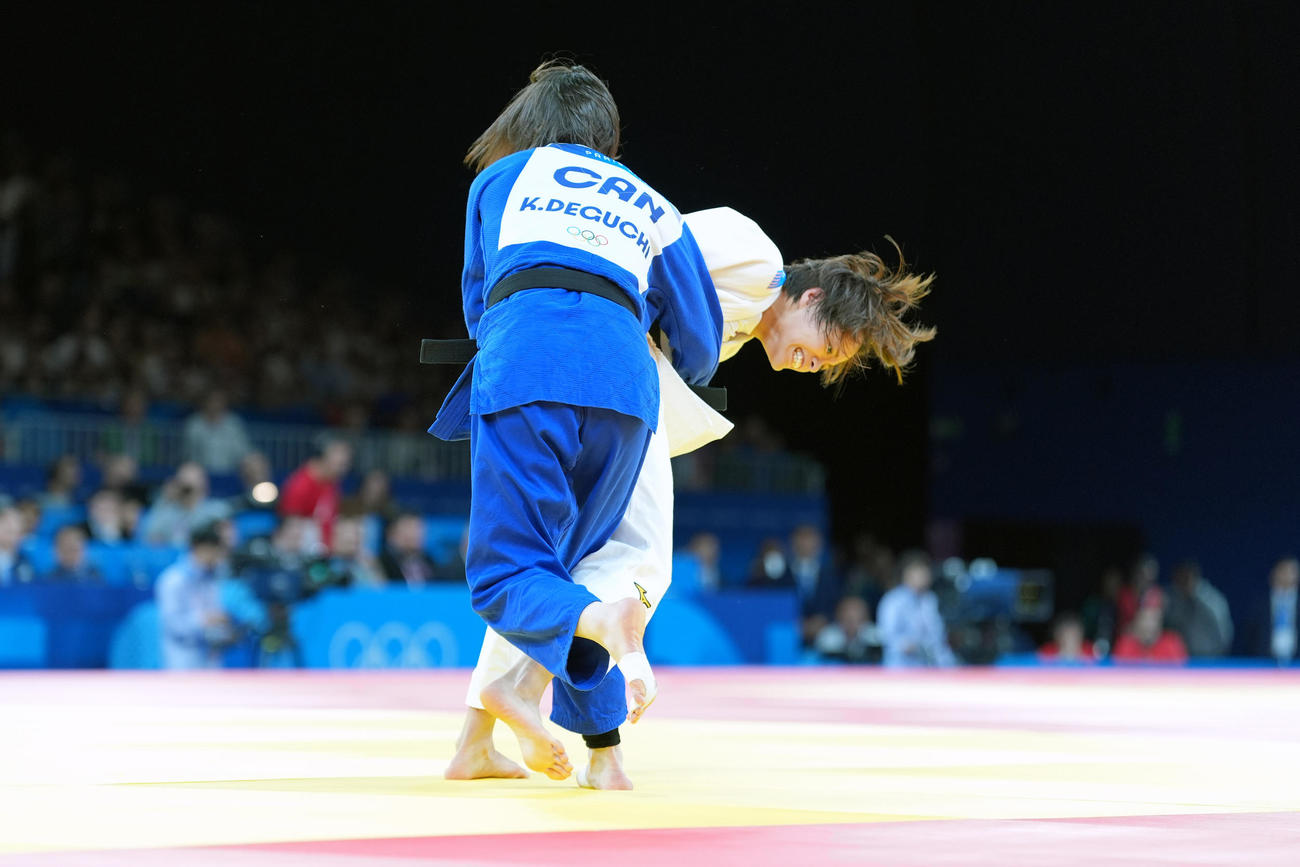 パリ五輪　女子52キロ級1回戦　出口ケリーに一本勝ちする阿部（2024年7月28日撮影）