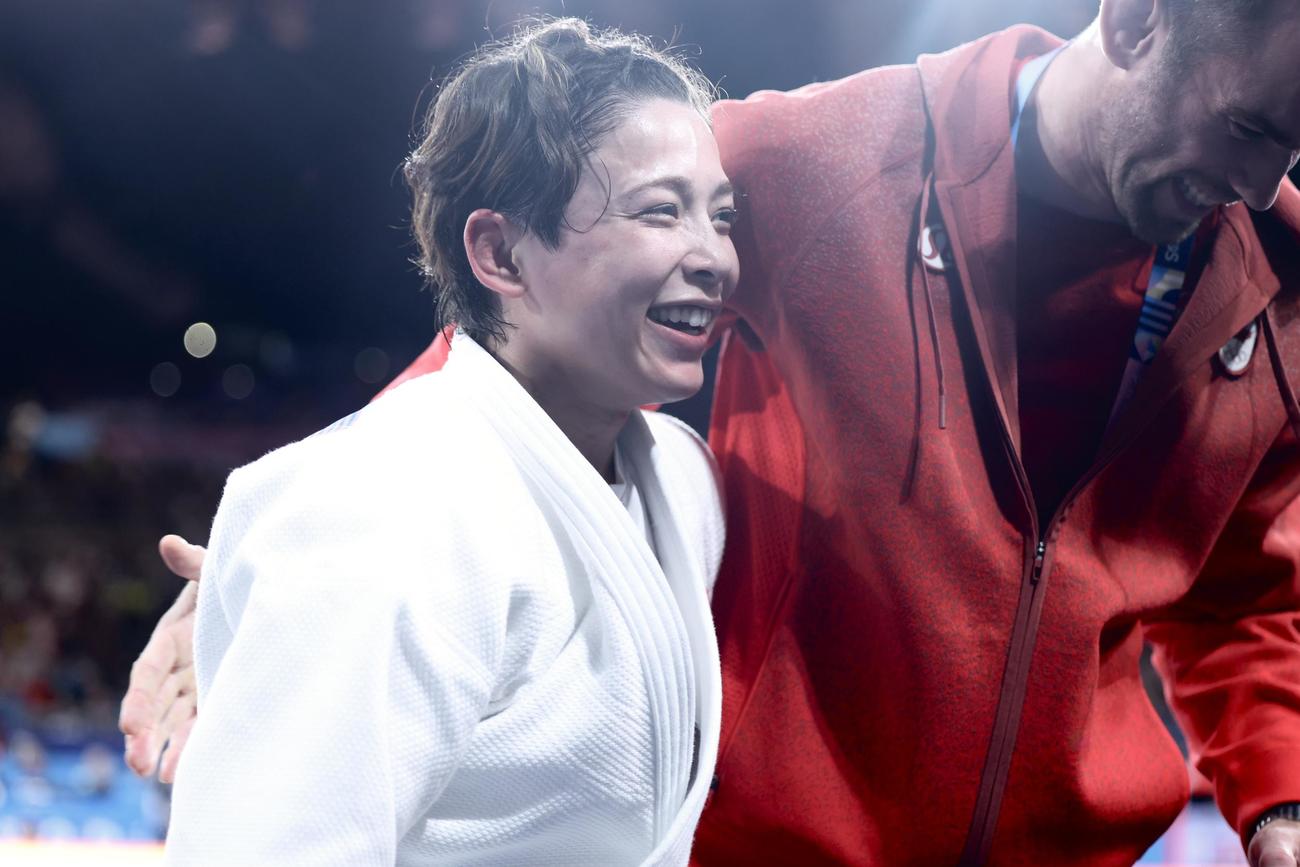 女子57キロ級決勝戦で勝利し金メダルを決め、祝福を受けるカナダ代表の出口クリスタ（2024年7月29日撮影）