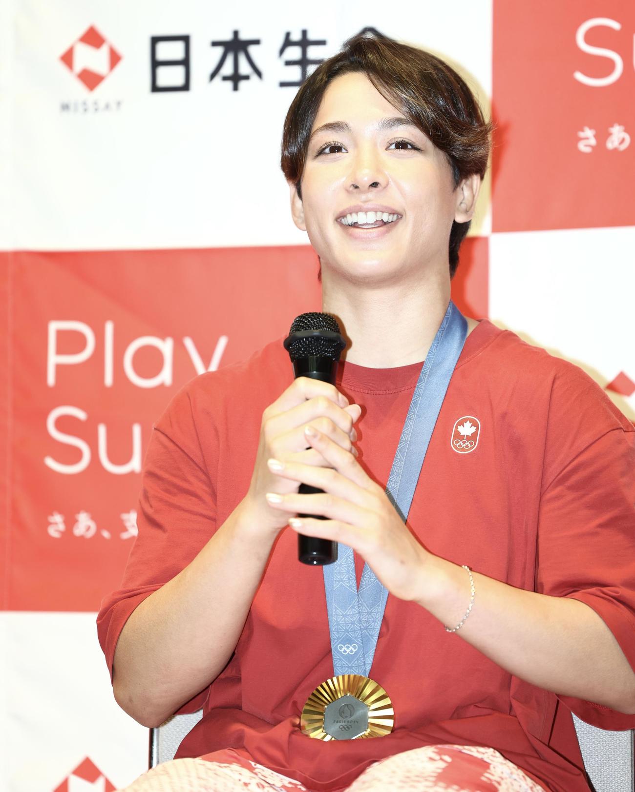 パリ五輪チームニッセイ報告会に臨む出口クリスタ（撮影・河田真司）