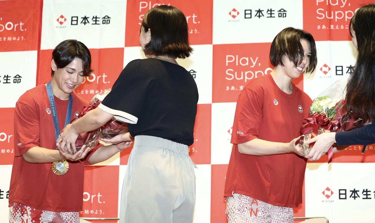パリ五輪チームニッセイ報告会で花束を受け取る出口クリスタ（左）と出口ケリー（撮影・河田真司）