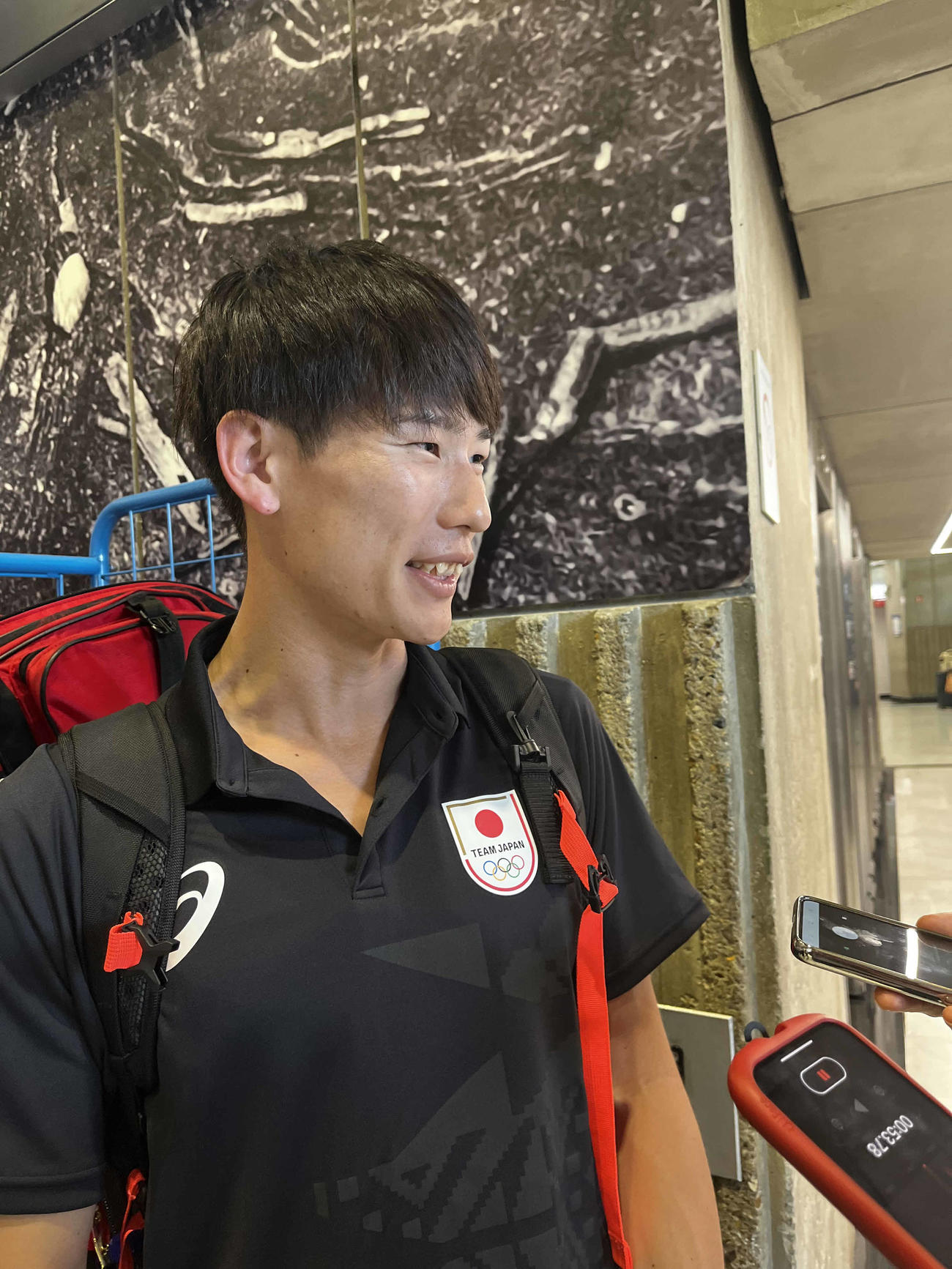 取材に応じる近代五種男子代表の佐藤大宗（撮影・竹本穂乃加）