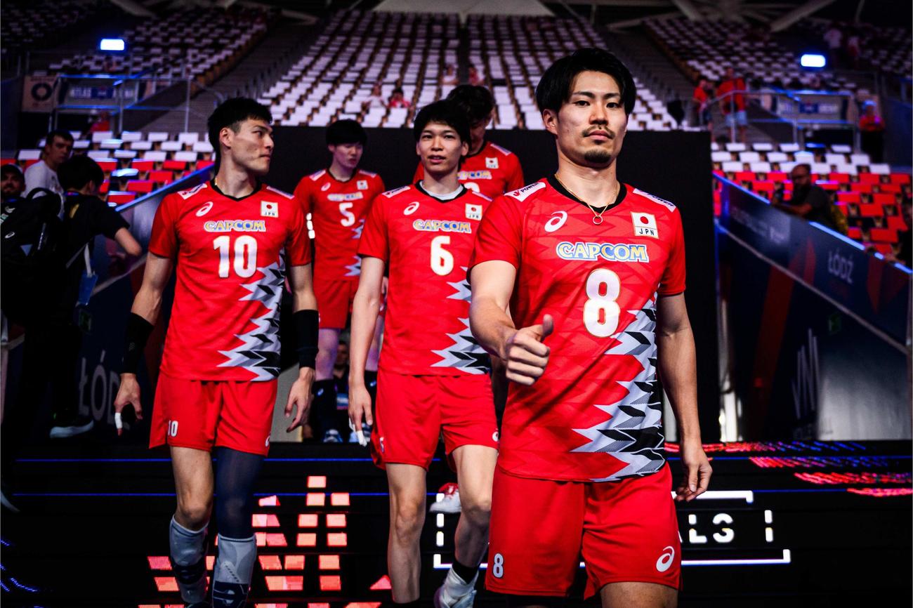 入場する男子日本代表（C）FIVB
