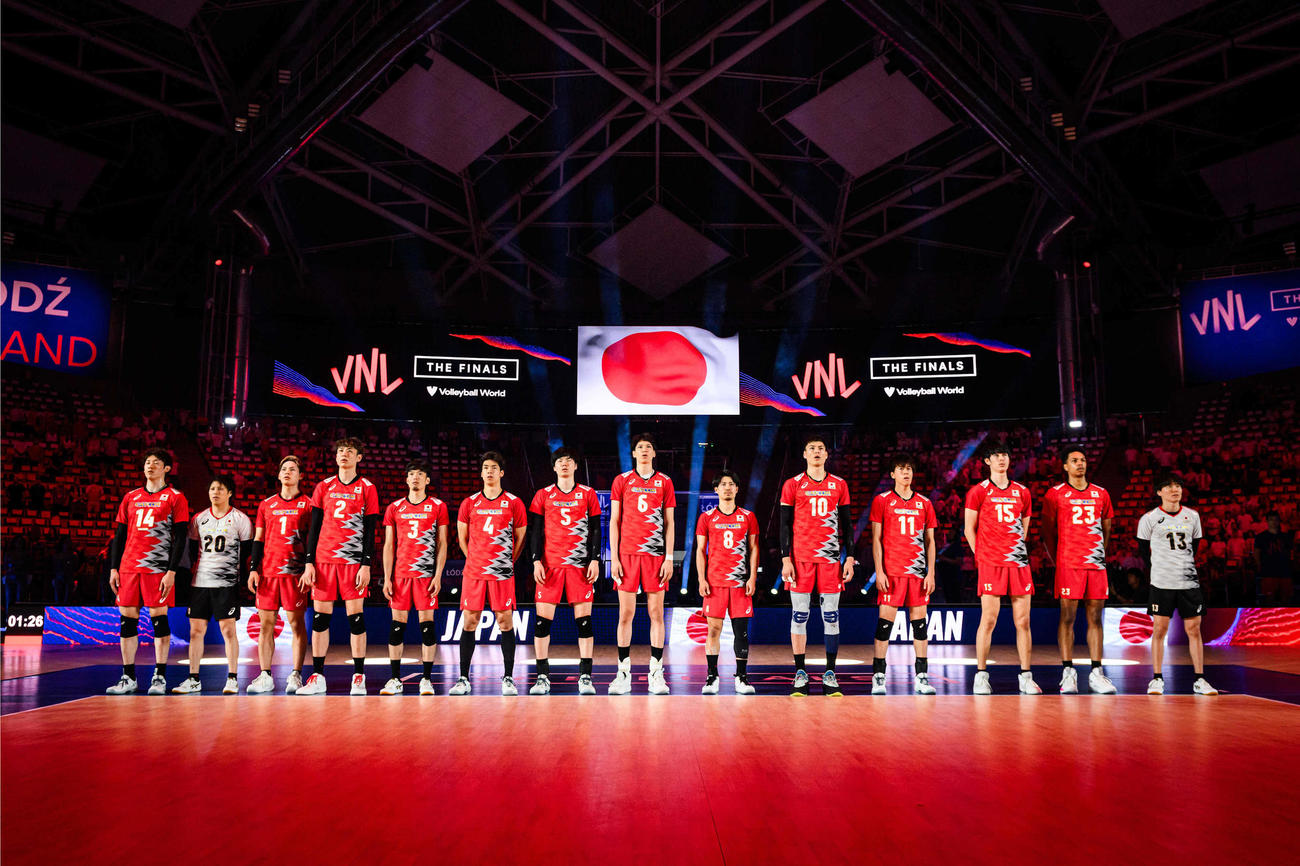 試合前に整列する男子日本代表（C）FIVB