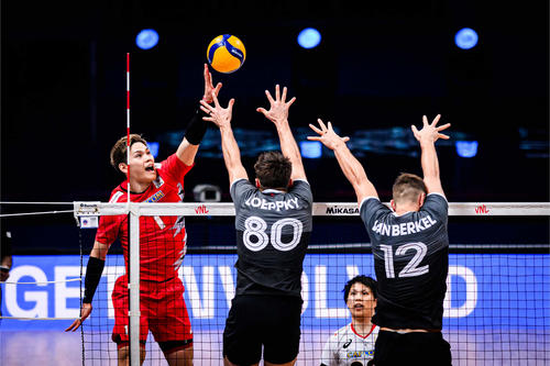 スパイクを打つ西田有志(左)(C)FIVB