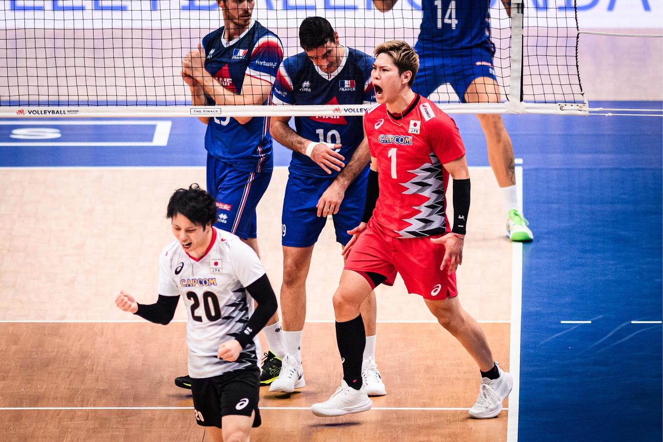 得点を喜ぶ男子日本代表の西田有志（右）（C）FIVB