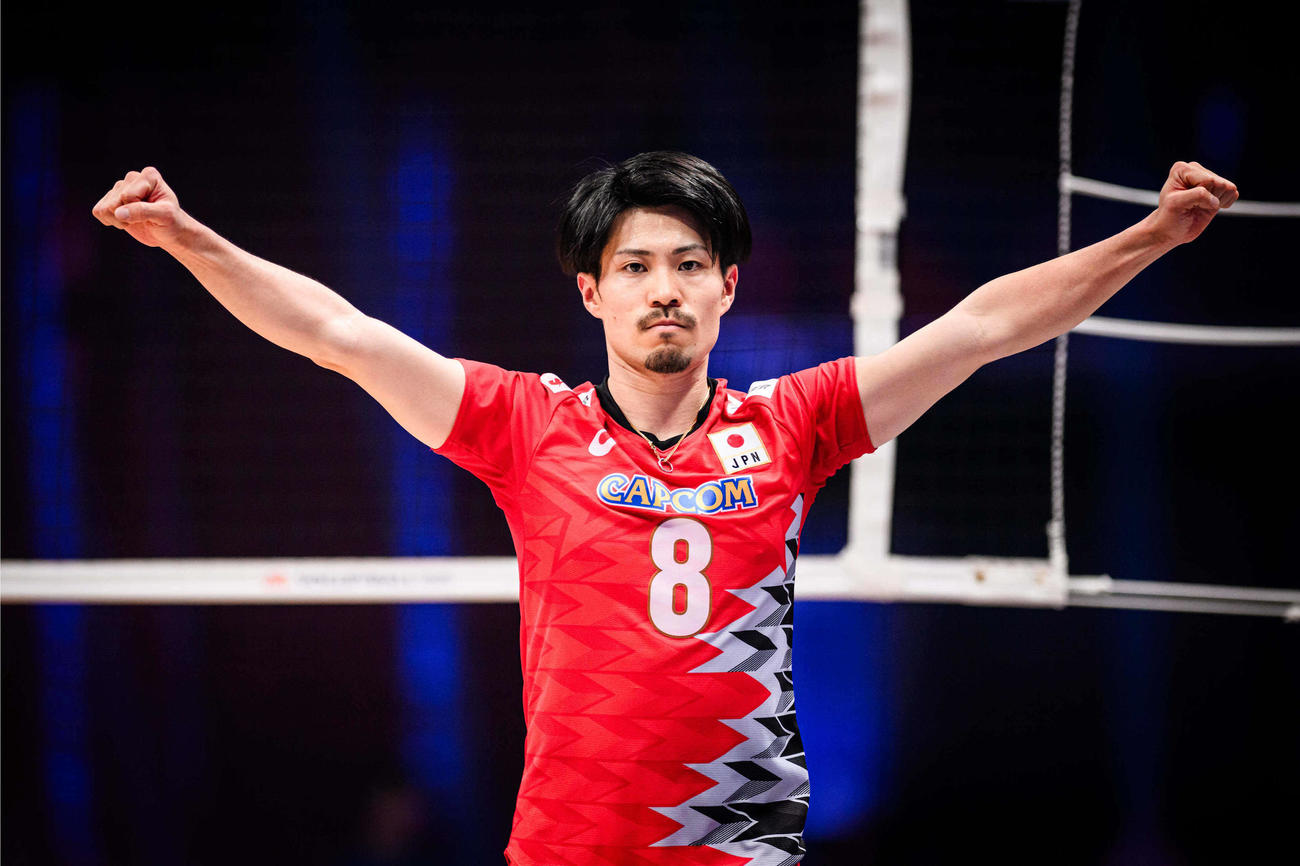 ポーズを取る関田誠大（C）FIVB