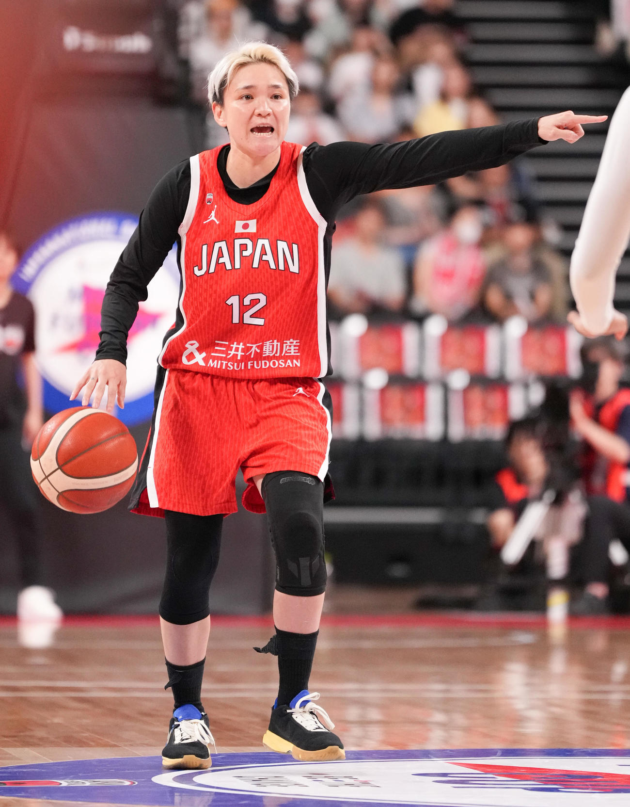 日本対ニュージーランド　第1Q、ドリブルする吉田（撮影・鈴木みどり）