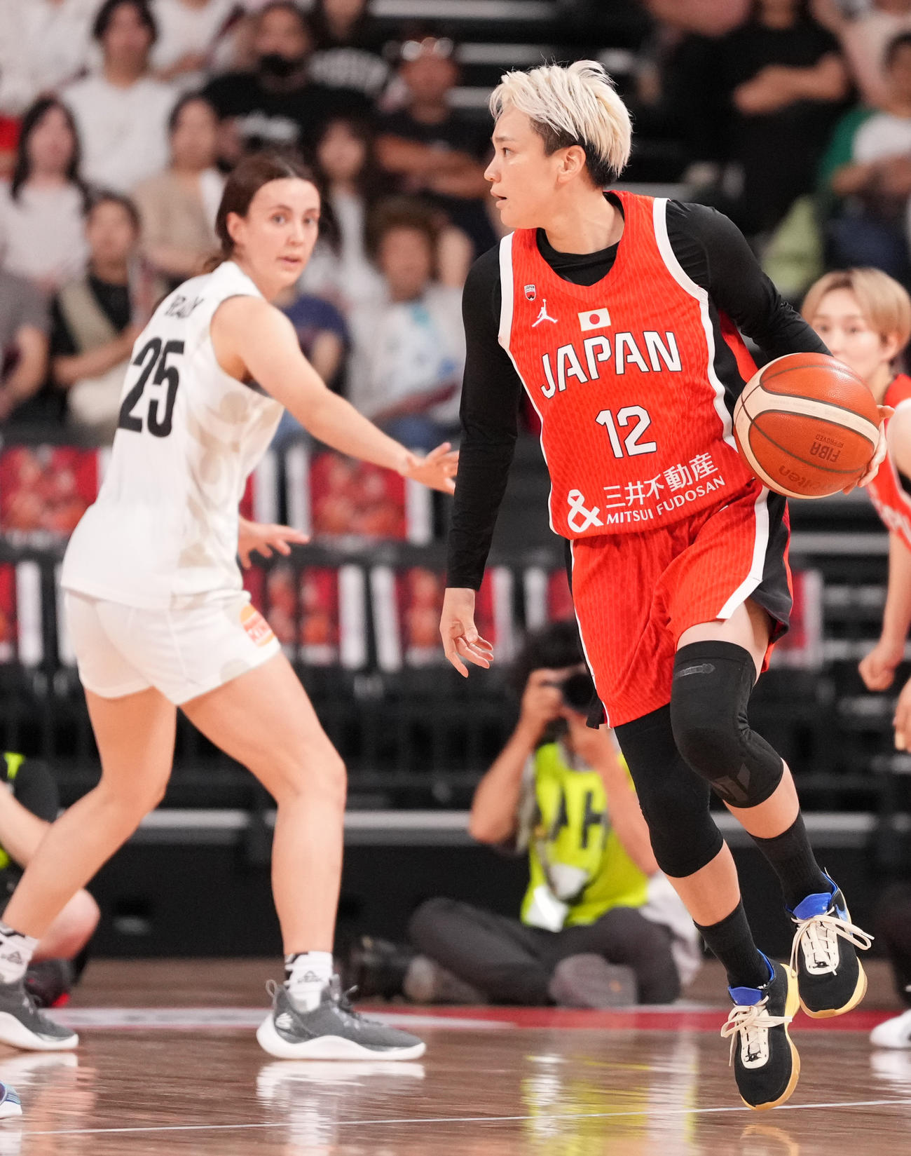 日本対ニュージーランド　第3Q、ドリブルする吉田（右）（撮影・鈴木みどり）