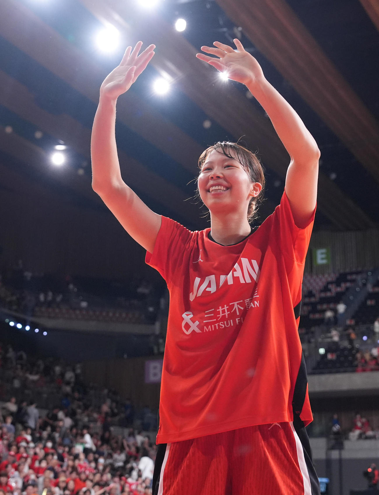 日本対ニュージーランド　ニュージーランドに快勝し、ブースターの声援に応える東藤（撮影・鈴木みどり）