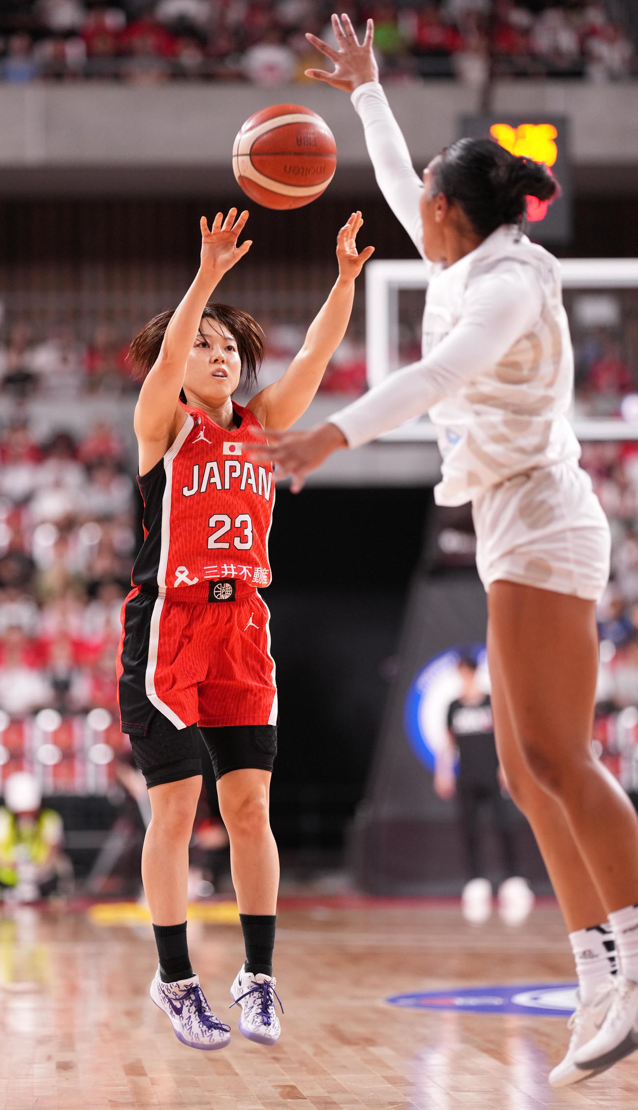 第1Q、シュートを放つ山本（左）（撮影・鈴木みどり）