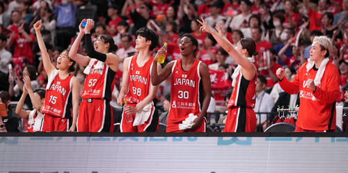 日本対ニュージーランド　第4Q、得点に沸く日本ベンチ（撮影・鈴木みどり）