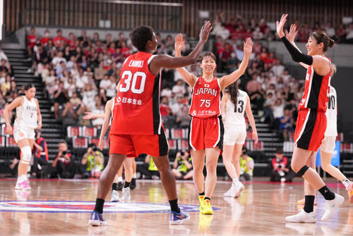 日本対ニュージーランド　ニュージーランドに快勝し、ハイタッチする日本代表の、左手前から馬瓜エ、東藤、宮沢（撮影・鈴木みどり）