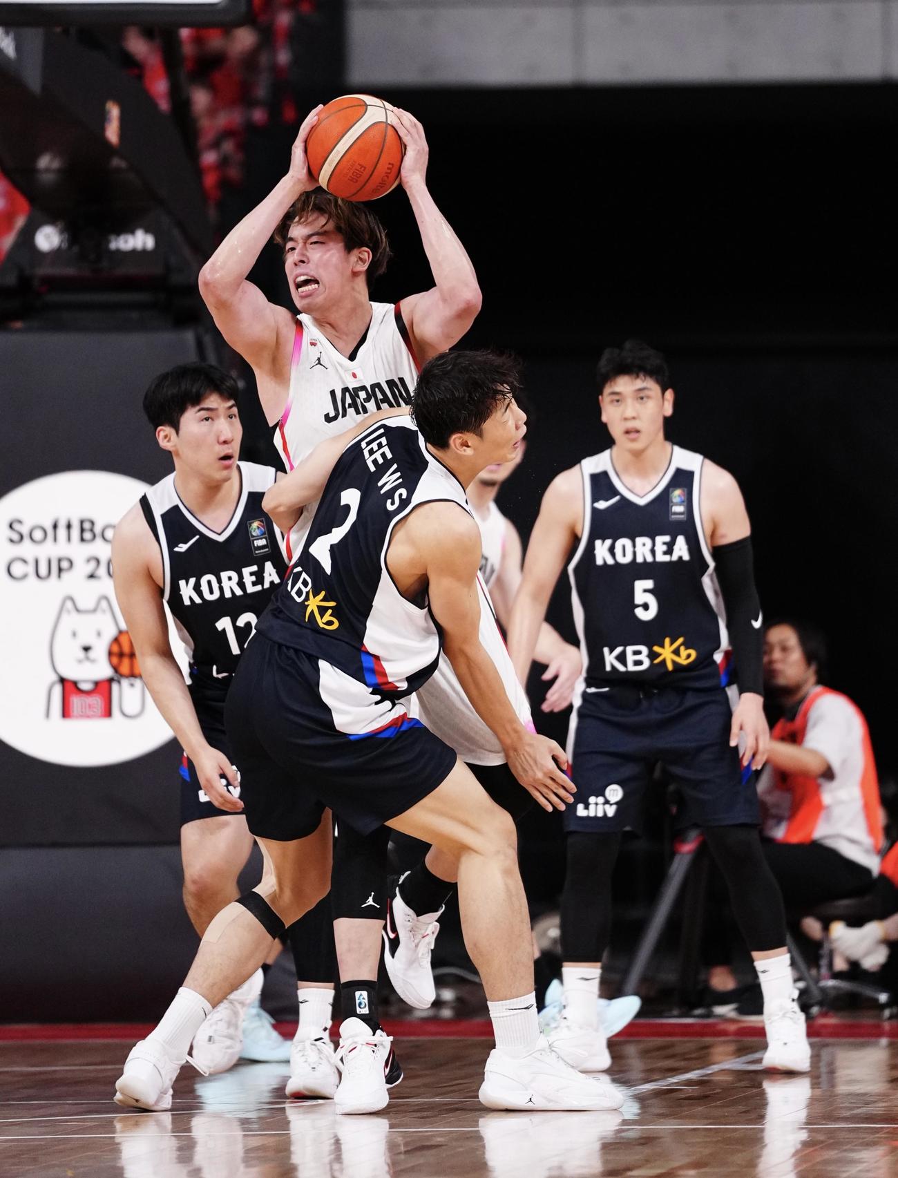 日本対韓国　第1Q、リバウンドをとる井上（中央）（撮影・垰建太）