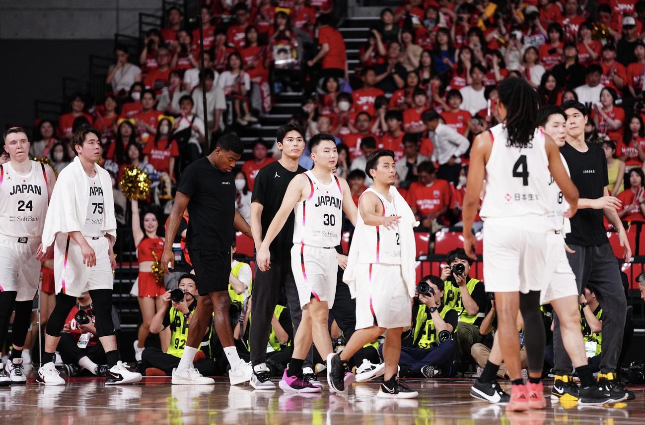 日本対韓国　前半を終え韓国にリードを許し渋い表情の日本の選手たち（撮影・垰建太）