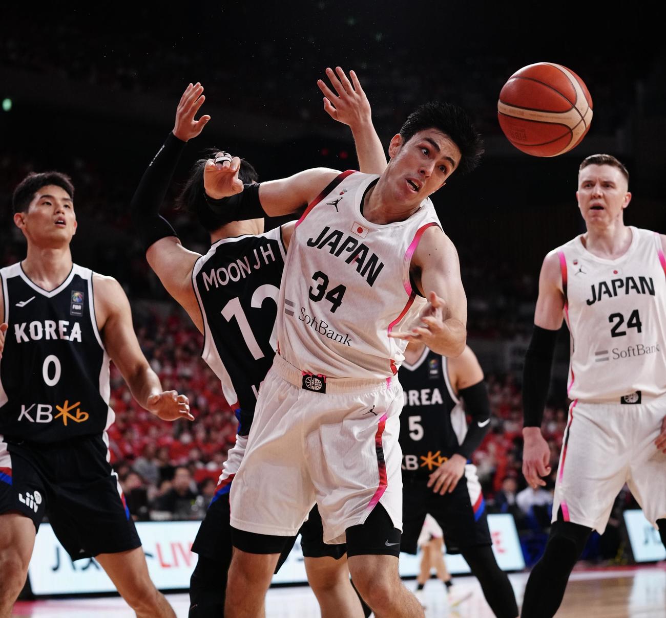 日本対韓国　第3Q、リバウンドにくらいつく渡辺飛（撮影・垰建太）