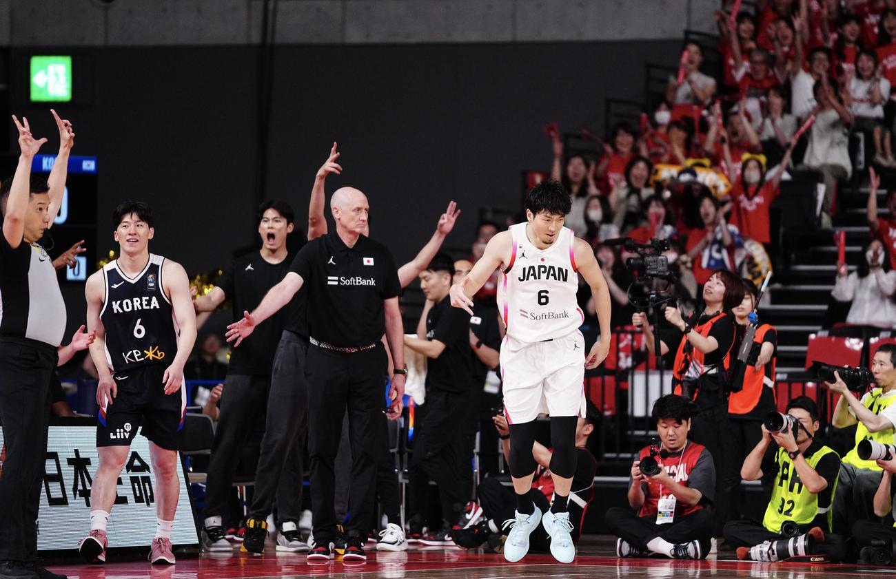 日本対韓国　第1Q、3点シュートを決めポーズを決める比江島。左は渡辺雄（撮影・垰建太）