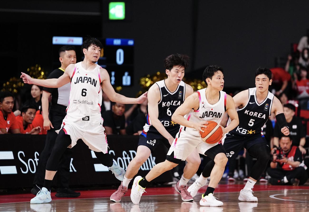 日本対韓国　第1Q、ドリブルで攻め込む河村（右）（撮影・垰建太）