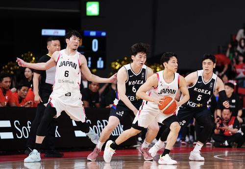 日本対韓国　第1Q、ドリブルで攻め込む河村（右）（撮影・垰建太）