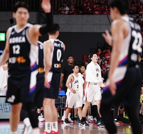 日本対韓国　前半を終え韓国にリードを許し渋い表情の八村（中央左）、馬場（同右）、富樫ら（撮影・垰建太）