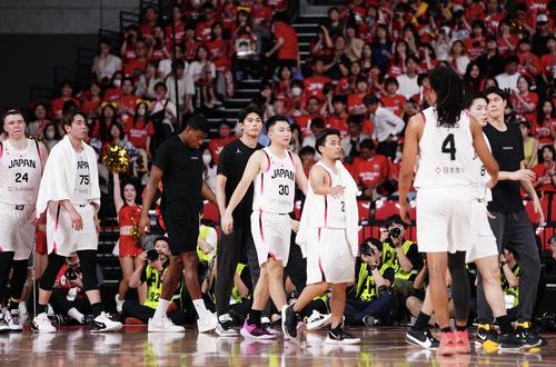 日本対韓国　前半を終え韓国にリードを許し渋い表情の日本の選手たち（撮影・垰建太）