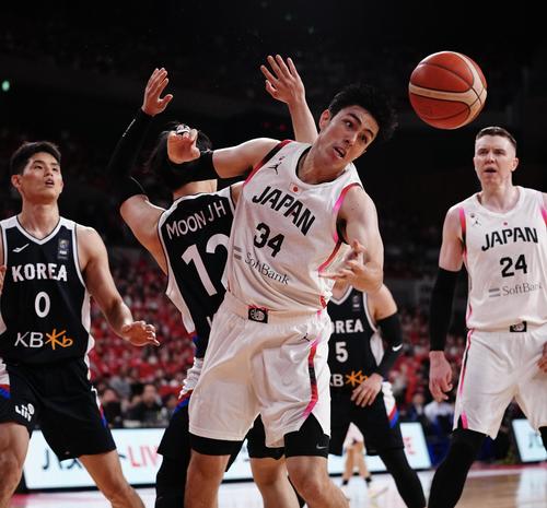 日本対韓国　第3Q、リバウンドにくらいつく渡辺飛（撮影・垰建太）