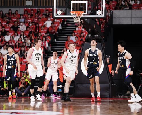 日本対韓国　第3Q、韓国に得点を許しさえない表情の川真田（中央）ら（撮影・垰建太）