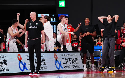 日本対韓国　第4Q、終了間際に日本のファウルをとられ頭を抱える渡辺雄（右端）、八村（同2人目）ら選手たち（撮影・垰建太）
