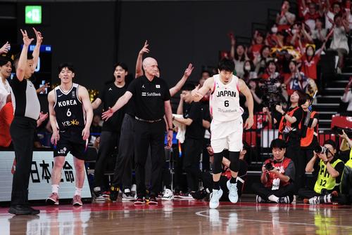日本対韓国　第1Q、3点シュートを決めポーズを決める比江島。左は渡辺雄（撮影・垰建太）