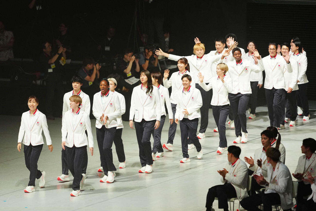 パリ五輪日本選手団「TEAM JAPAN」の壮行会で入場するバスケットボール女子日本代表の選手たち（撮影・江口和貴）