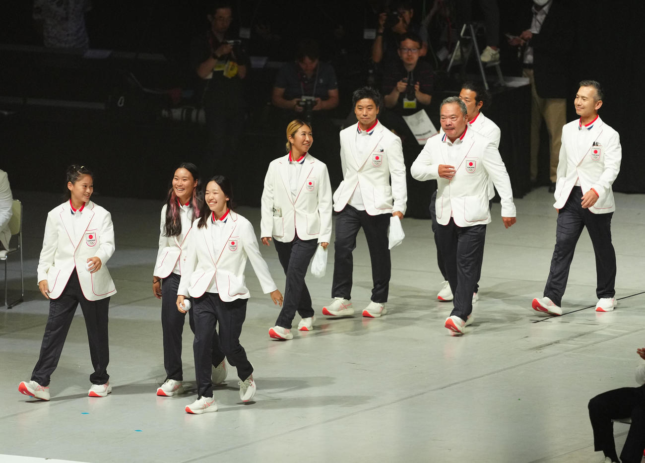 パリ五輪日本選手団「TEAM JAPAN」の壮行会で入場するスケートボードの選手たち（撮影・江口和貴）