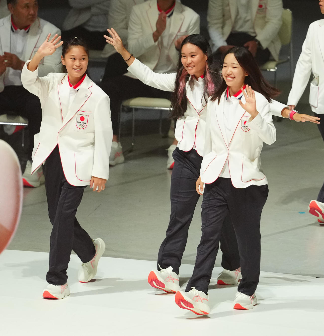 パリ五輪日本選手団「TEAM JAPAN」の壮行会で入場するスケートボードの選手たち（撮影・江口和貴）