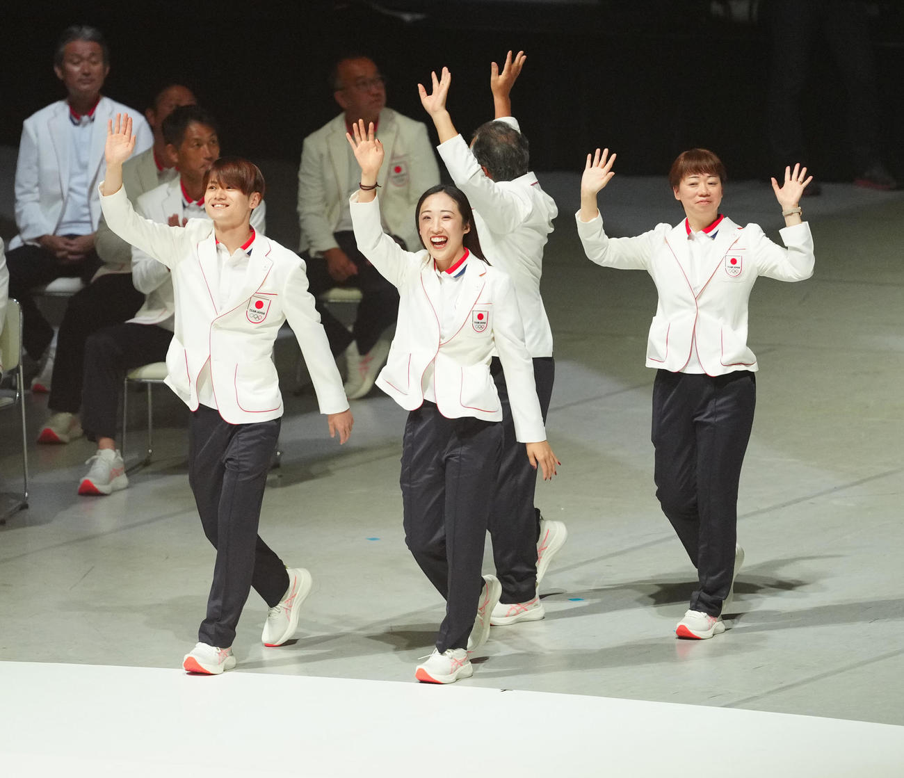 パリ五輪日本選手団「TEAM JAPAN」の壮行会で入場するトランポリンの選手たち（撮影・江口和貴）