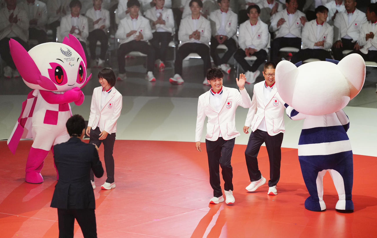 パリ五輪日本選手団「TEAM JAPAN」の壮行会で入場するスポーツクライミングの選手たち（撮影・江口和貴）