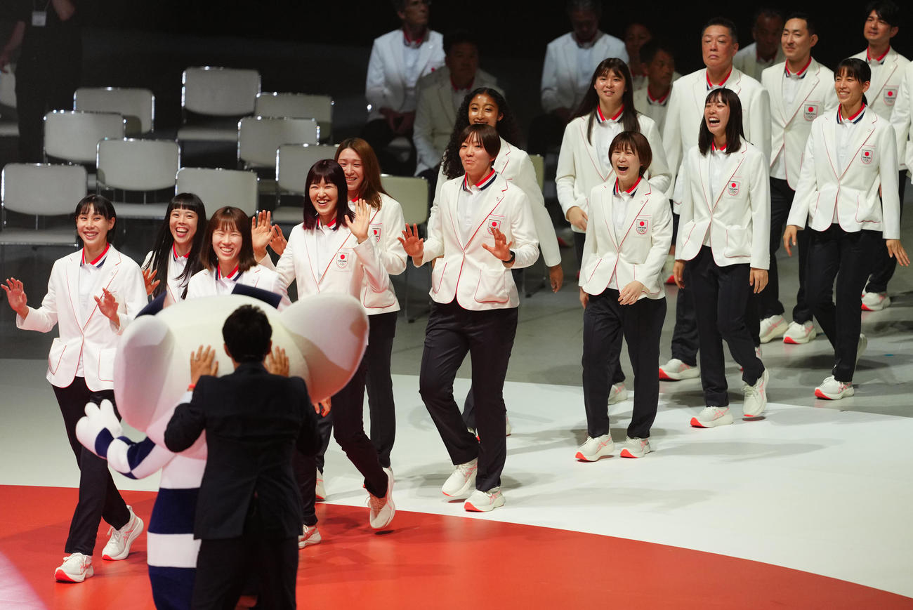 パリ五輪日本選手団「TEAM JAPAN」の壮行会で入場するバレーボール女子日本代表の選手たち（撮影・江口和貴）