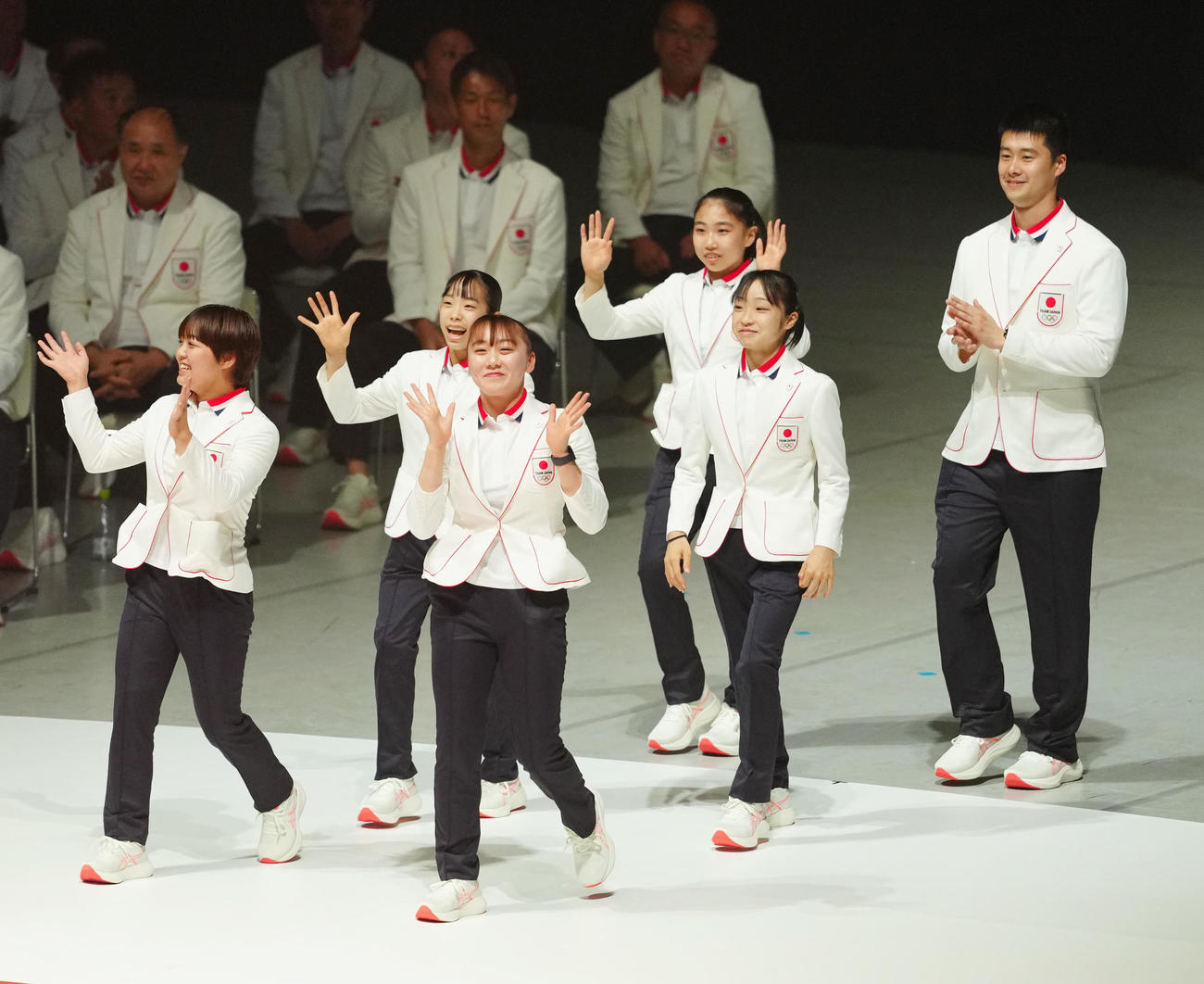 パリ五輪日本選手団「TEAM JAPAN」の壮行会で入場する体操女子日本代表の選手たち（撮影・江口和貴）