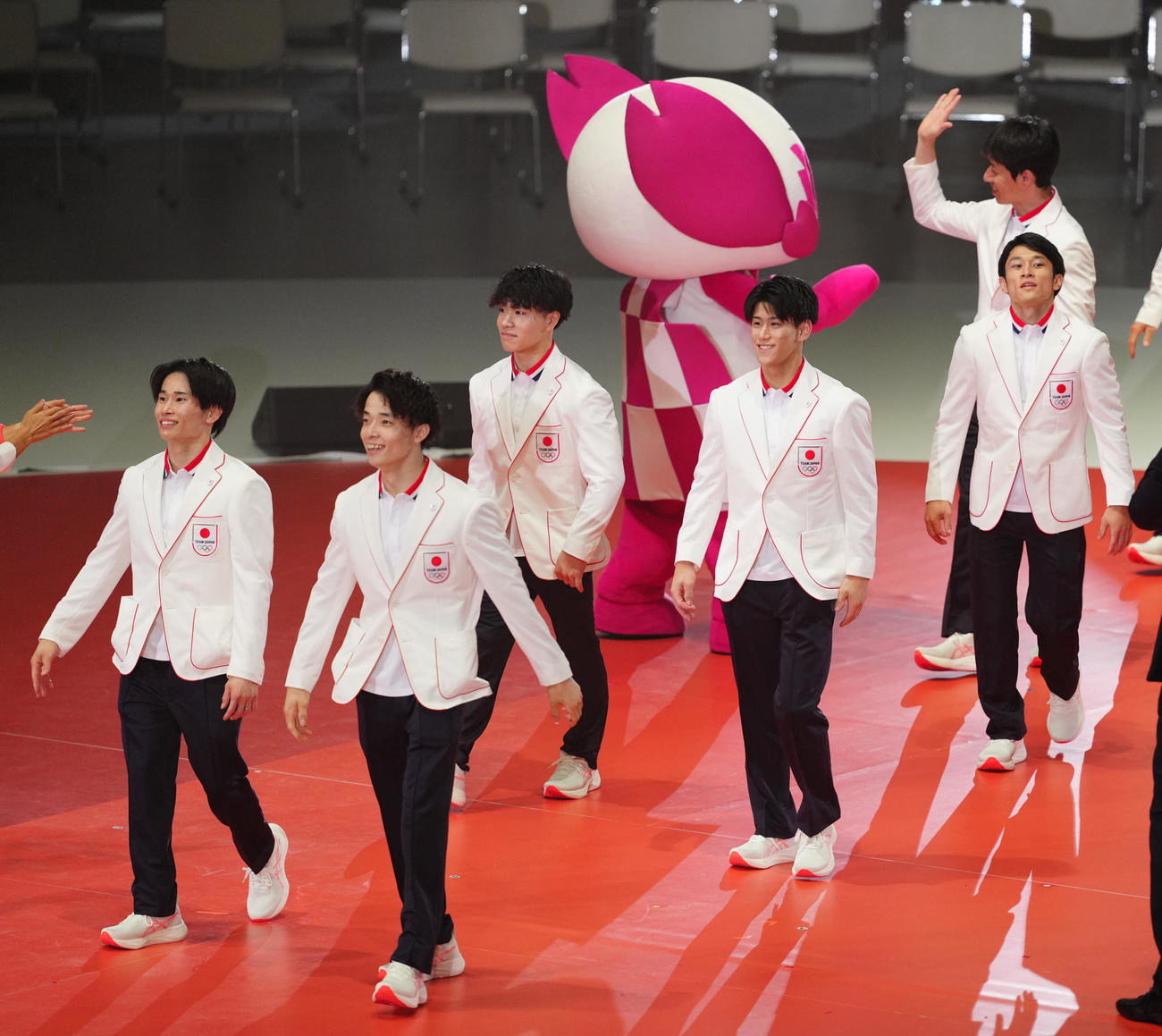 パリ五輪日本選手団「TEAM JAPAN」の壮行会で入場する体操男子日本代表の選手たち（撮影・江口和貴）