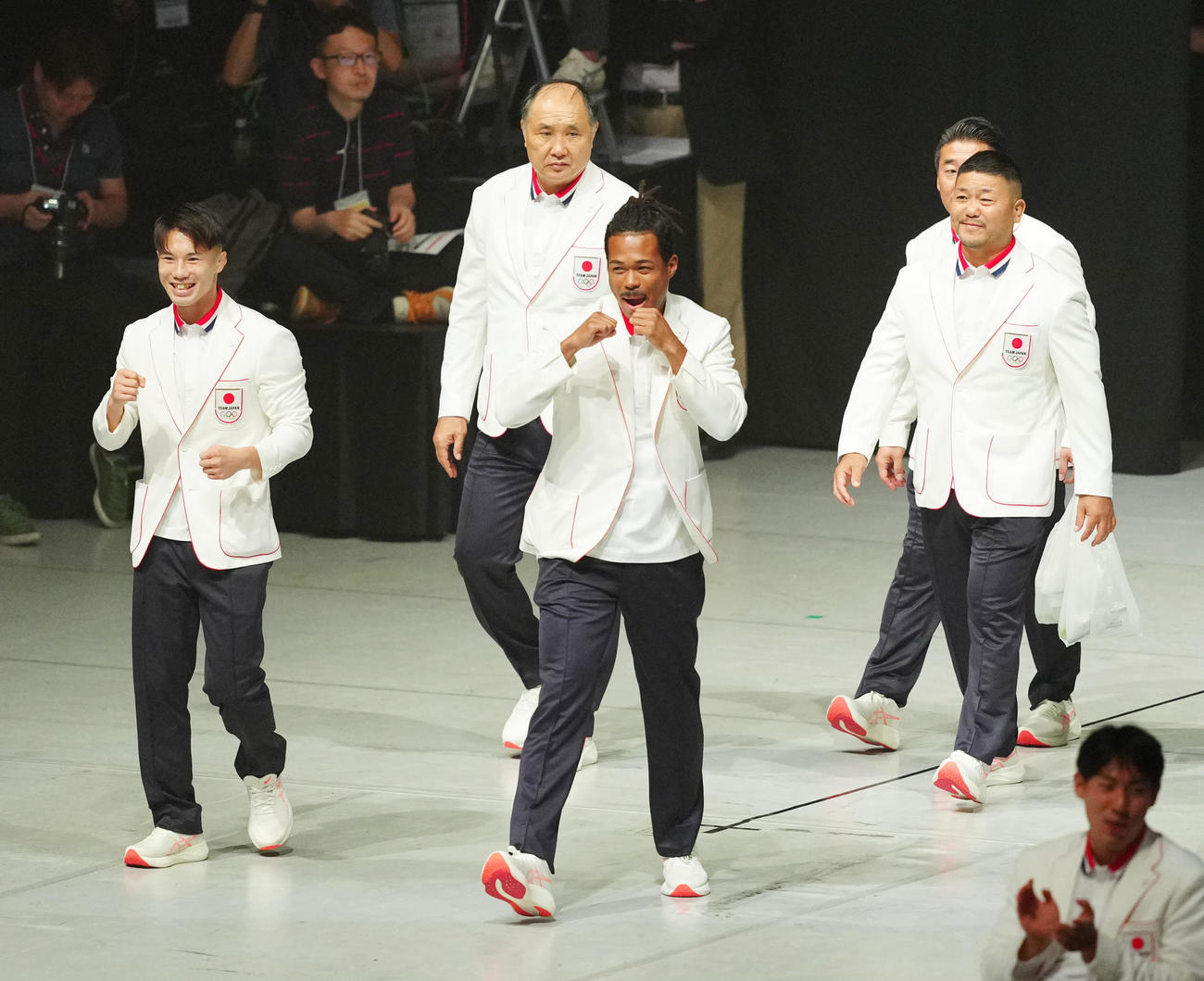 パリ五輪日本選手団「TEAM JAPAN」の壮行会で入場するボクシングの選手たち（撮影・江口和貴）