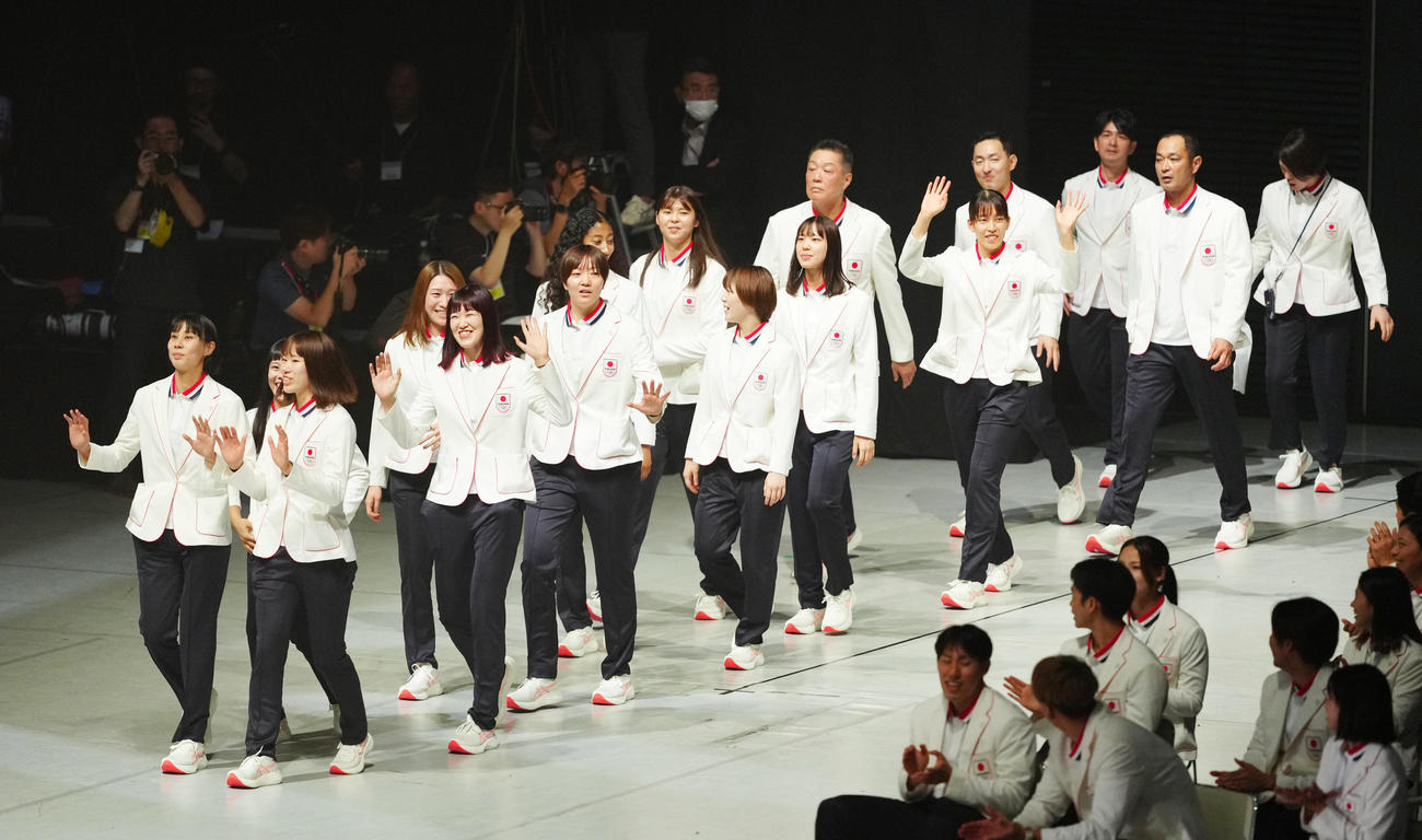 パリ五輪日本選手団「TEAM JAPAN」の壮行会で入場するバレーボール女子日本代表の選手たち（撮影・江口和貴）