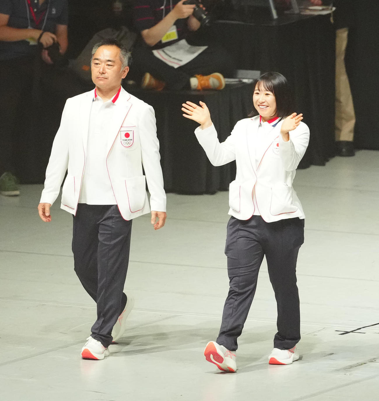 パリ五輪日本選手団「TEAM JAPAN」の壮行会で入場する自転車トラックの梶原（右）（撮影・江口和貴）