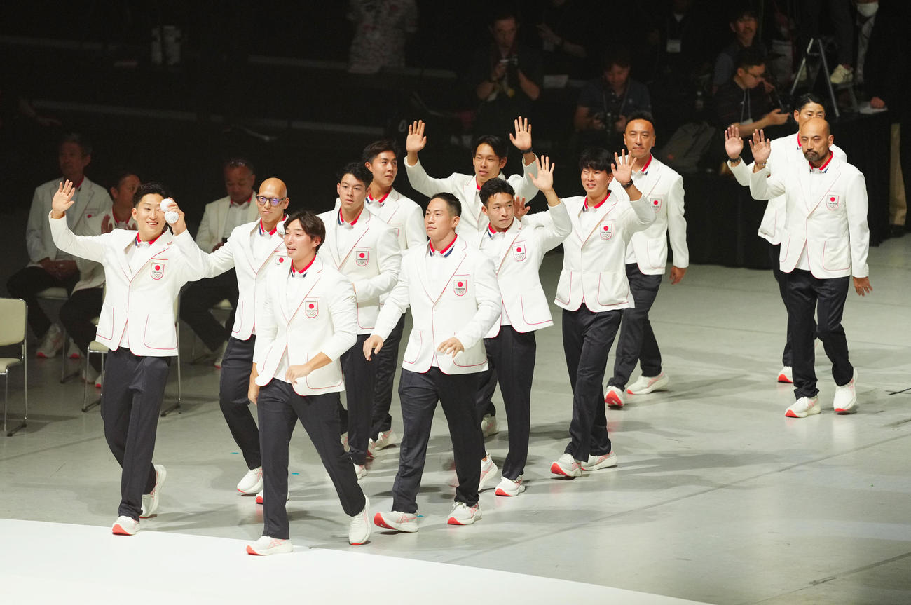 パリ五輪日本選手団「TEAM JAPAN」の壮行会で入場する水球男子日本代表の選手たち（撮影・江口和貴）