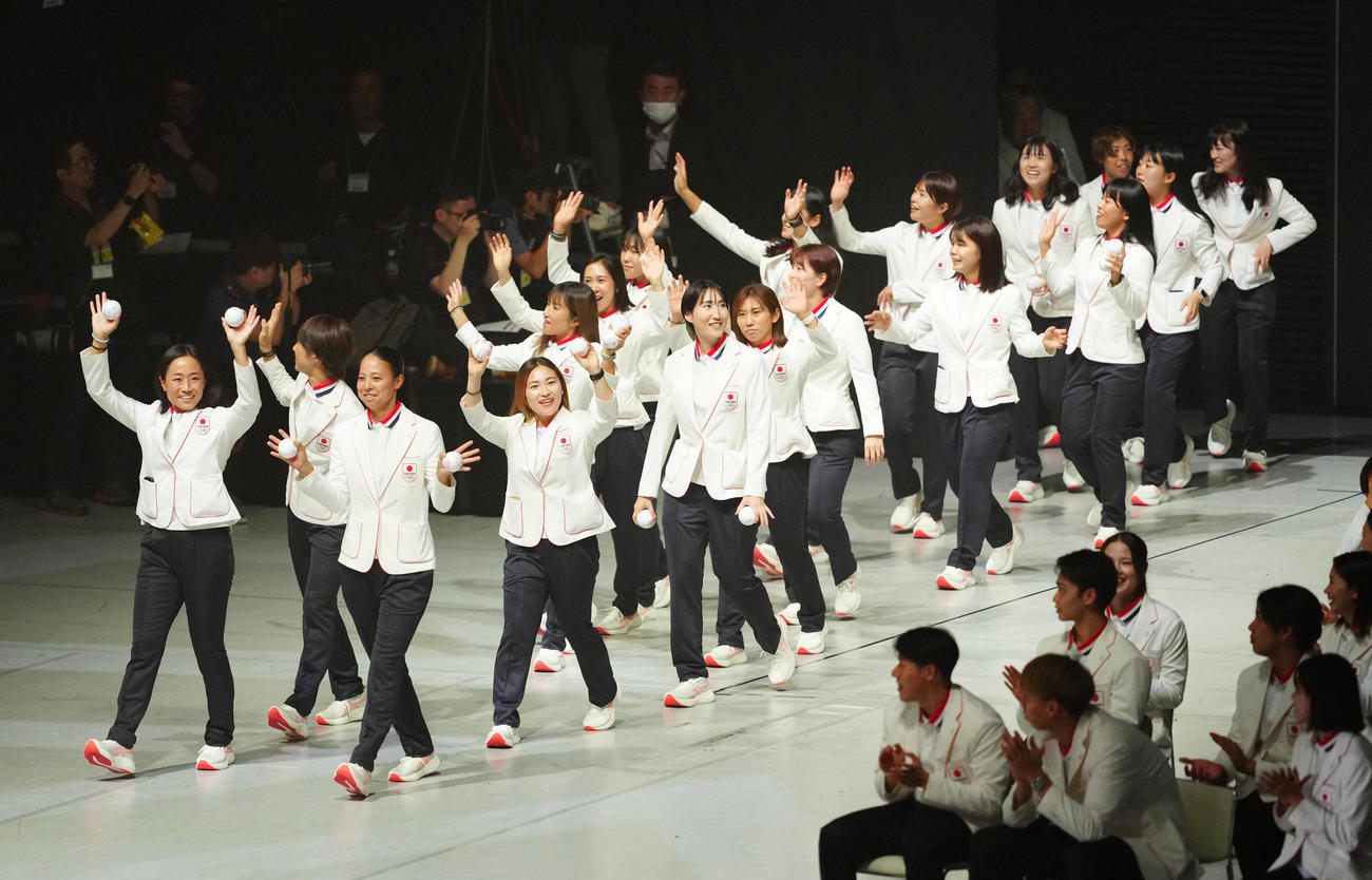 パリ五輪日本選手団「TEAM JAPAN」の壮行会で入場するホッケー女子日本代表の選手たち（撮影・江口和貴）
