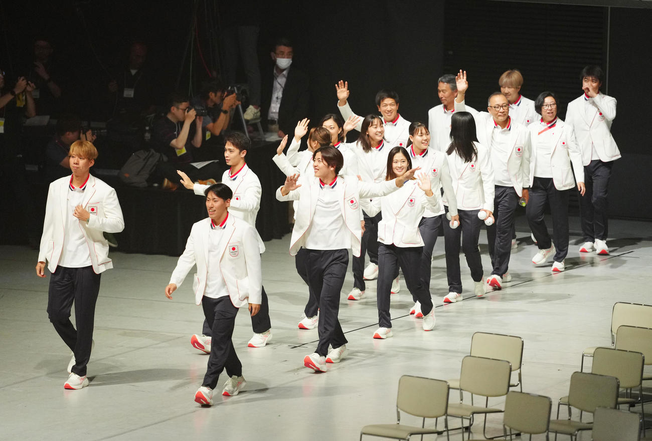 パリ五輪日本選手団「TEAM JAPAN」の壮行会で入場する競泳の選手たち（撮影・江口和貴）