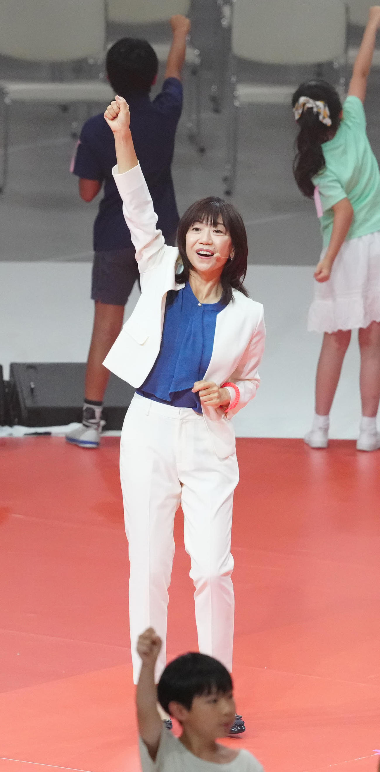 パリ五輪日本選手団「TEAM JAPAN」の壮行会のオープニングに臨む副応援リーダーの高橋尚子さん（撮影・江口和貴）